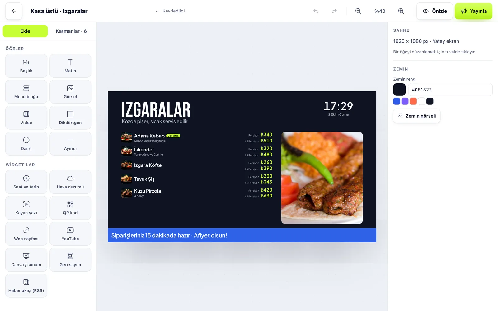 Sürükle-bırak tasarımcı: solda öğeler ve widget’lar, ortada canlı fiyatlı ızgara menüsü, sağda sahne ayarları